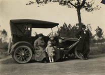 811867 Afbeelding van het gezin van W.H.J. Bruschwiler bij hun auto, in een landelijke omgeving, vemoedelijk in de ...